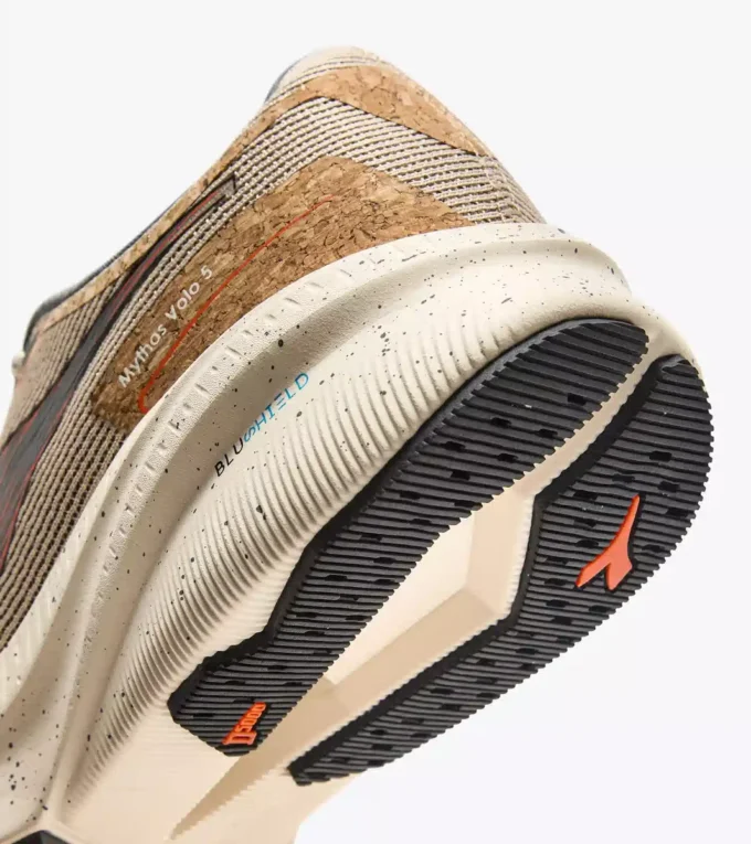 Mythos Blushield Volo 5 2030 Scarpa da running a basso impatto ambientale – Stabilità e leggerezza